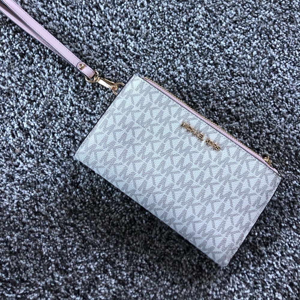 Lightly used MK wristlet wallet. Great condition!